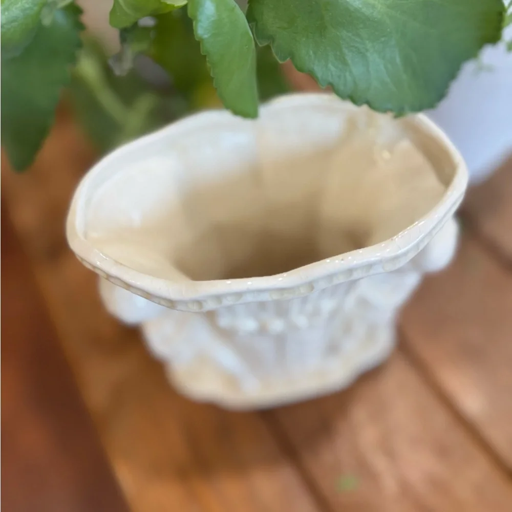 Antique English-like Ironstone‎ Elegant Cream Ceramic Vase with Cherub Design